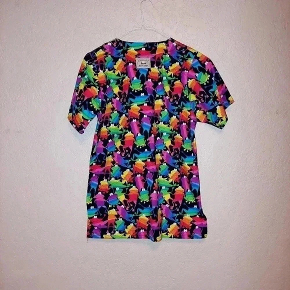 Cottonality Scrub Top Womens Rainbow Frogs Multiple Pockets Size Small - Picture 2 of 7